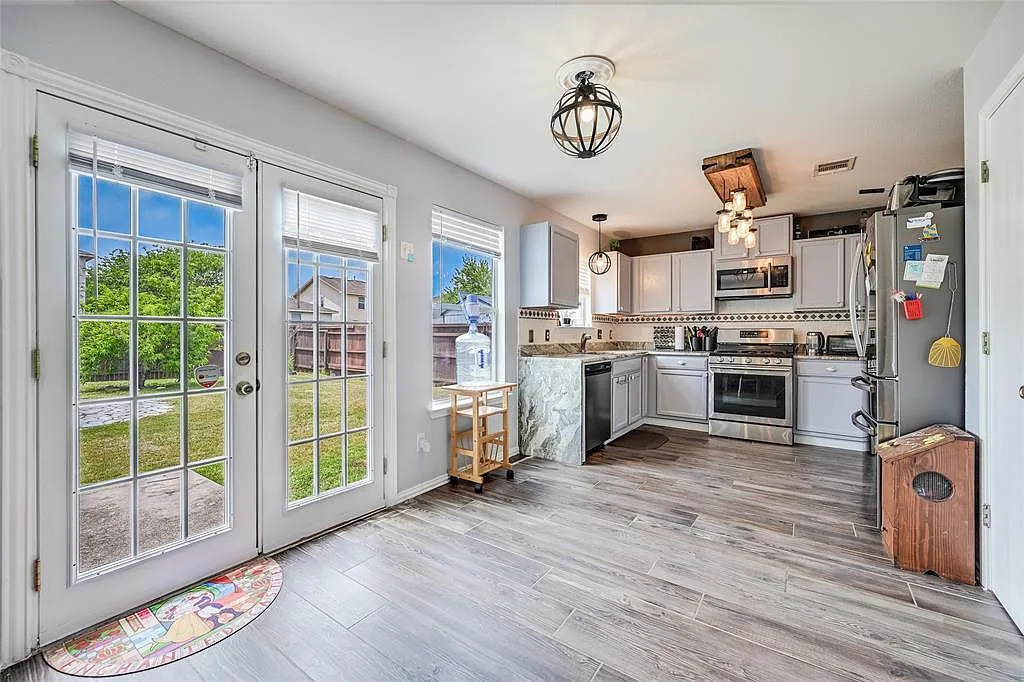 4 bed, 3.0 bath, 2379 sqft, $2,375 — Photo 3