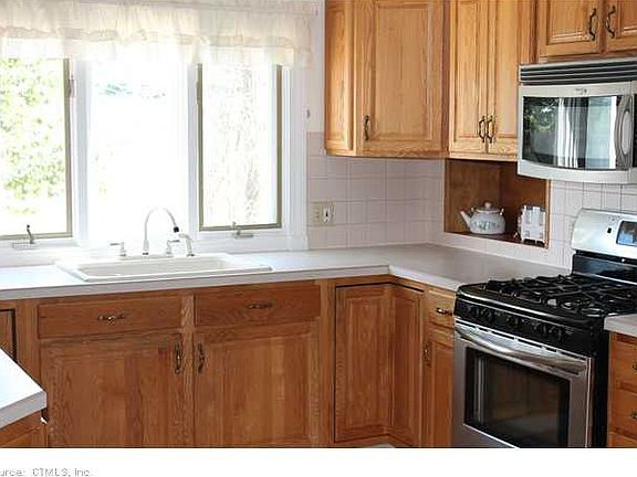 Gas stove. Microwave.