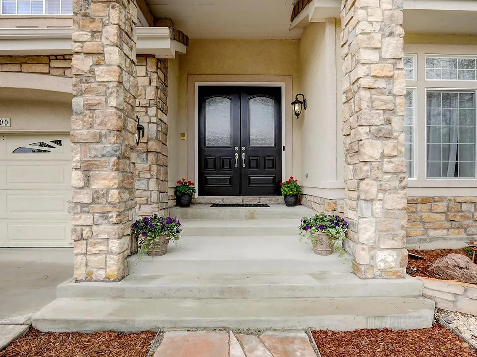5 bed, 4900 sqft, $5,300 — Photo 2