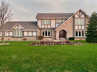 S75W25215 Brookside Cir, Waukesha, WI 53189