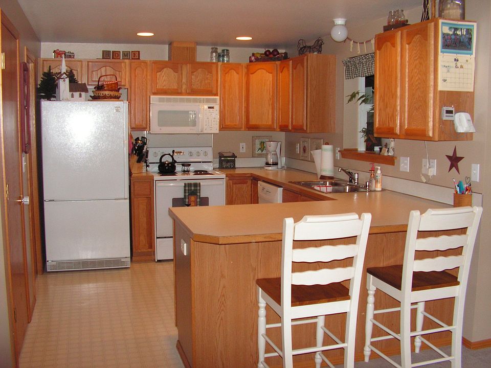 Open kitchen w/ bar