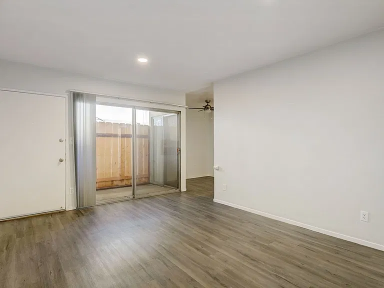 3537 Clarington Ave — Photo 30