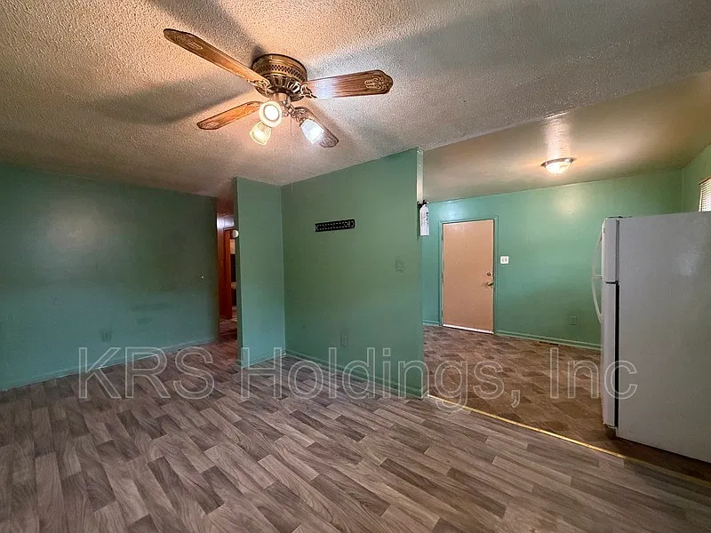 3 bed, 1.5 bath, 980 sqft, $1,695 — Photo 3