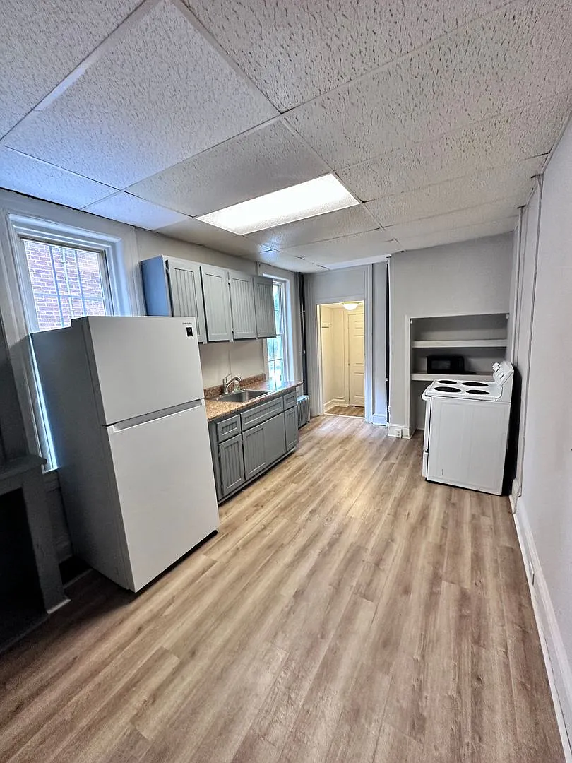 221 S Pine Street — Photo 1