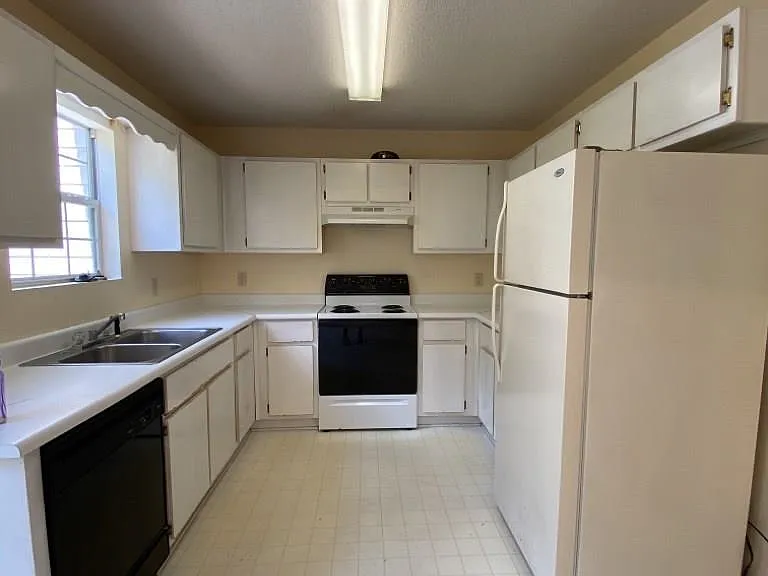 1100-8C Pineland Ave — Photo 3