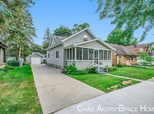 880 Beechwood St NE, Grand Rapids, MI 49505