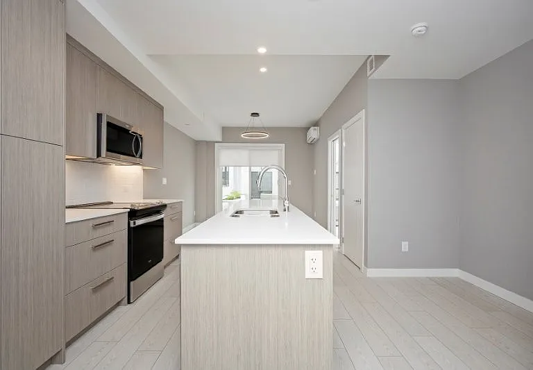 310 15th Ave SW #106 — Photo 3