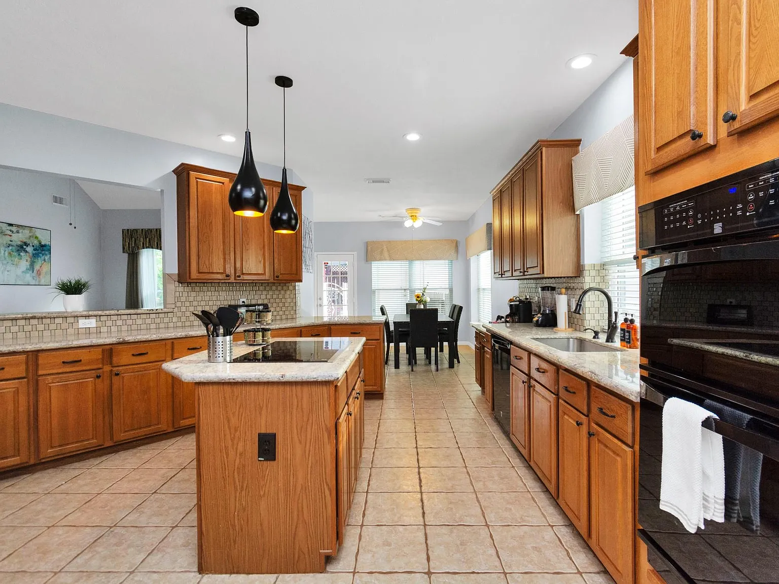 7 bed, 5.0 bath, 3786 sqft, $6,500 — Photo 3