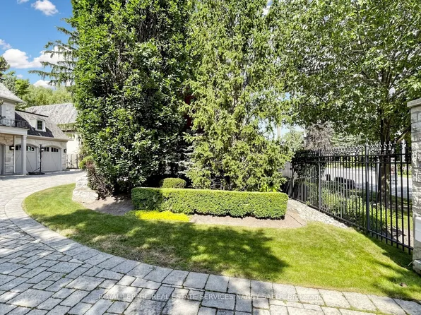 9 Fifeshire Rd, Toronto, ON M2L 2G4