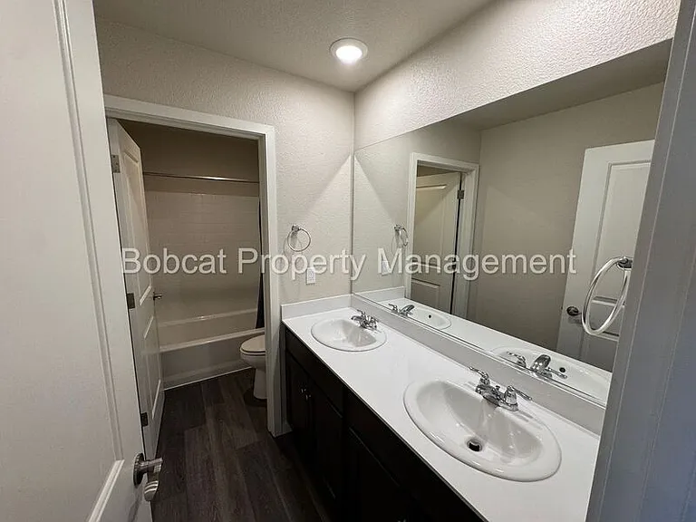 914 Garden Ct — Photo 15