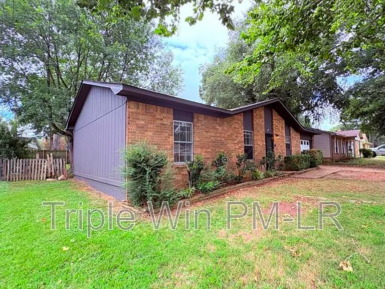 220 Randall Dr — Photo 4