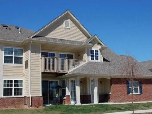 2530 W Colonial Woods Dr #314, Oak Creek, WI 53154