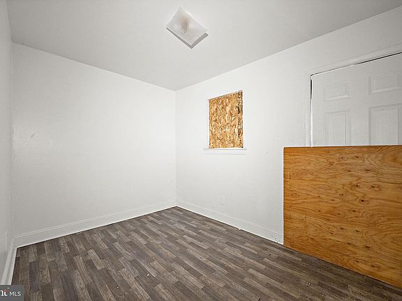 5th image of 624 W 8th St