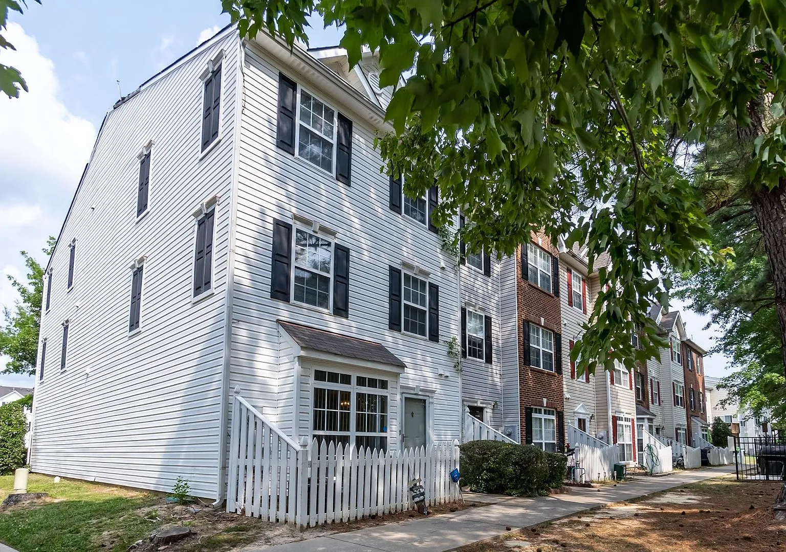 Three Bedroom END unit Townhome! — Photo 3