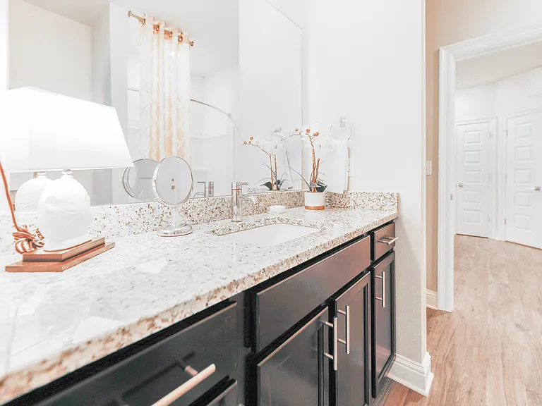 Silver Oaks Apartments — Photo 33