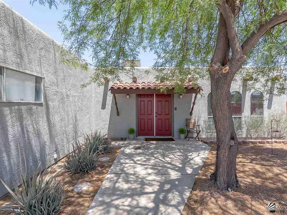 3083 S Catalina Dr