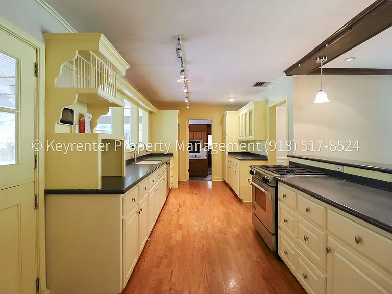 1426 E 32nd Pl — Photo 20