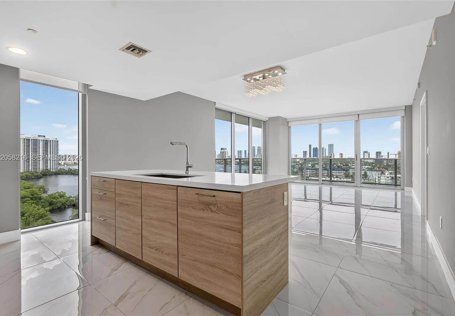 The Harbour South Condo — Photo 4