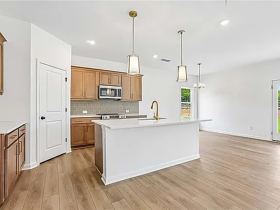 4 bed, 2.5 bath, 2409 sqft, $2,800 — Photo 3