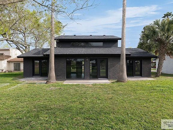 2nd image of 413 Balboa Ave