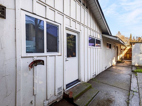 4th image of 1051 East Ave #1051