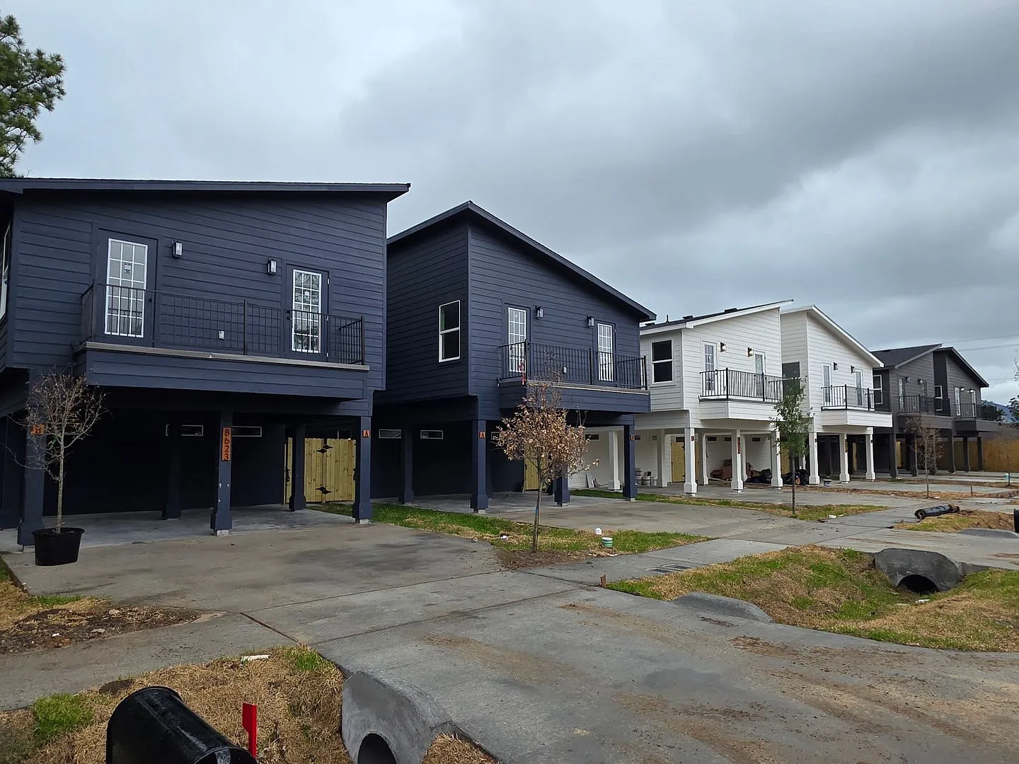 Brand New 3 Bed / 3.5 Bath Duplex Move-In Ready! — Photo 2
