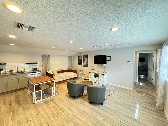 4th image of 601 E Harwood St #611