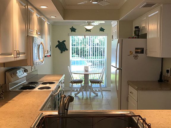 Upgraded kitchen & cabinets