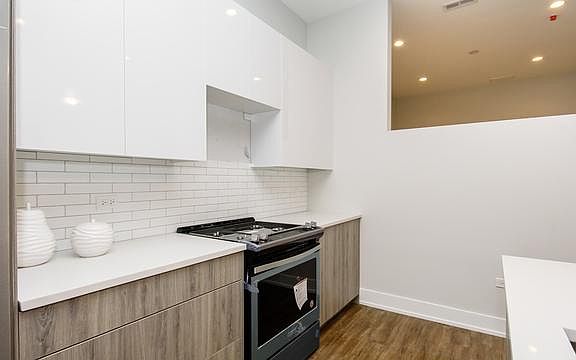 4th image of 1023 N Ashland Ave #302