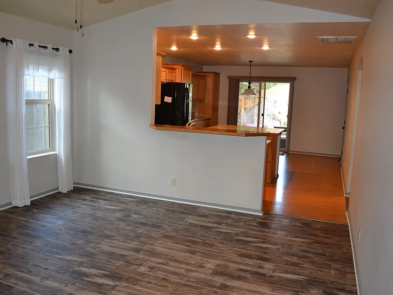 2646 N Larchmont Ave — Photo 4