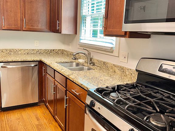 4th image of 923 S Candler St