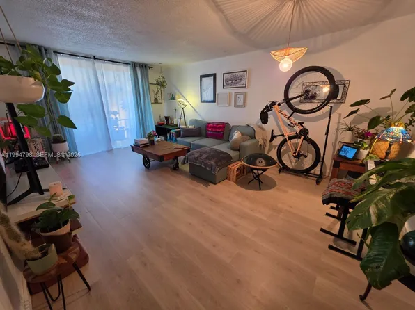 9360 Fontainebleau Blvd APT 503, Miami, FL 33172