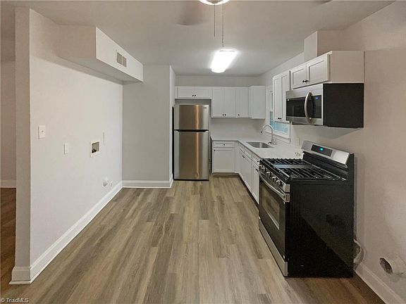 2nd image of 4043 Larkspur Pl