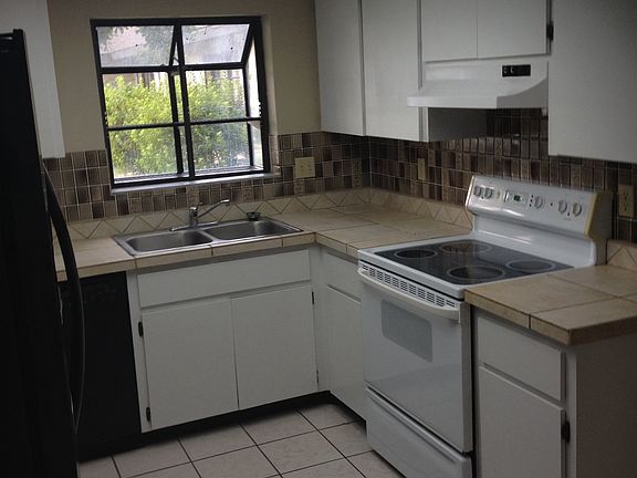 3rd image of 4147 Lancaster Dr Unit 7