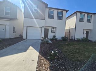 1069 Buena Vista Ln, Hanford, CA 93230
