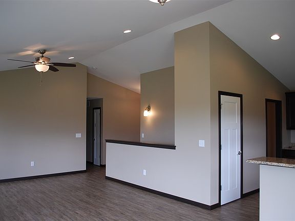 3rd image of 620 Fisher Trl