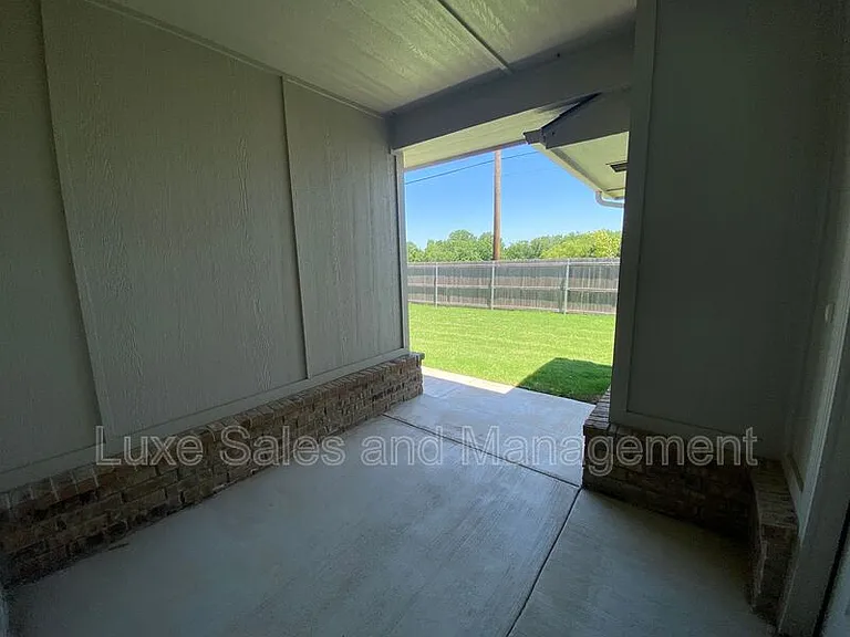8000 NW 110th Dr — Photo 5