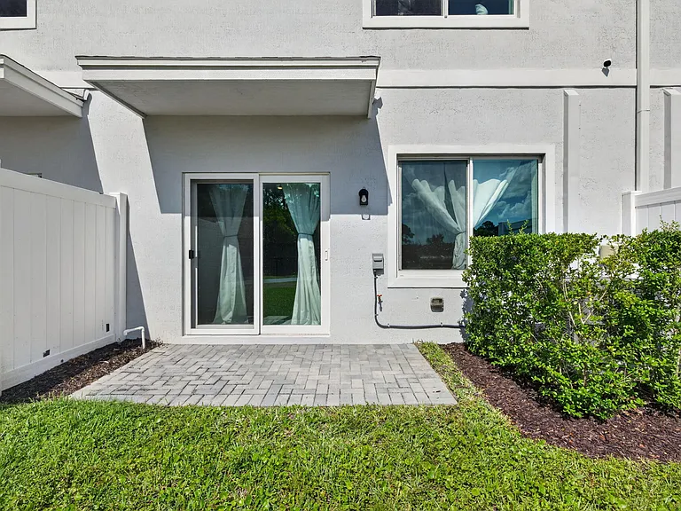608 NE Waters Edge Ln — Photo 39
