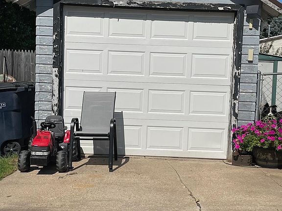 4th image of 450 Windom St