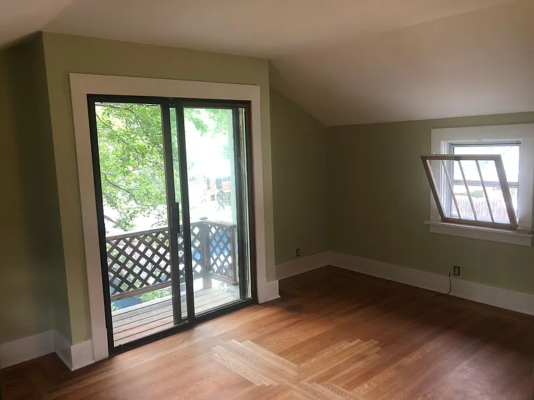 527 E Laurel St — Photo 7