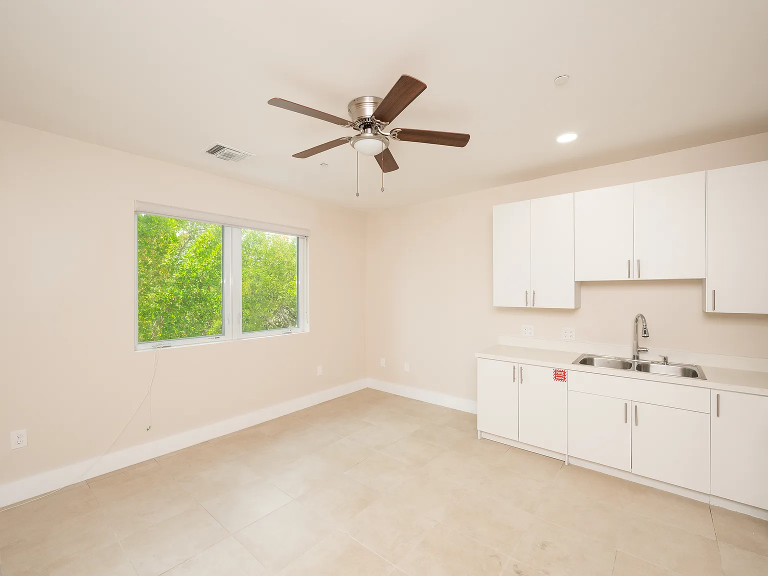 Studio, 450 sqft, $1,901 — Photo 3