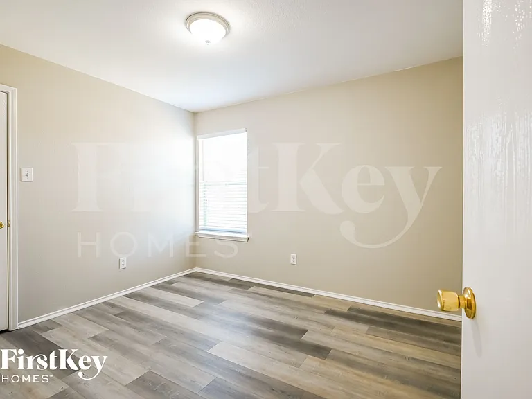 204 Windsor Dr — Photo 11