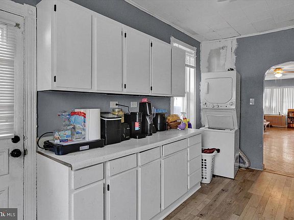 5th image of 213 W Elm St