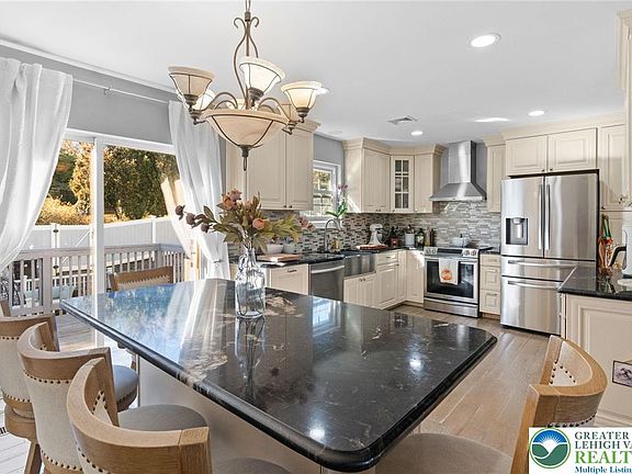 3rd image of 5043 Foxdale Dr