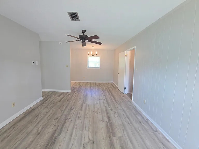 712 Newport Dr — Photo 2