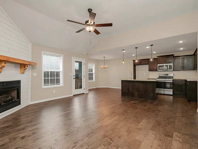 1053 S Christopher Ave — Photo 4