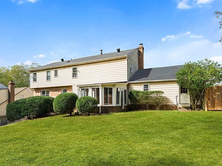 Large rear fenced yard!