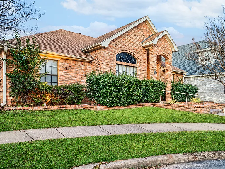 4115 Primrose Ln — Photo 3