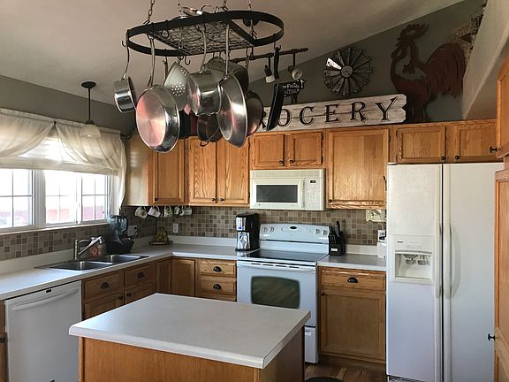 3rd image of 911 Donnie Ln