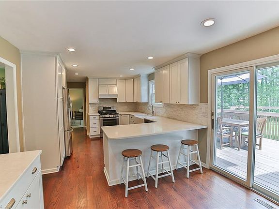 4th image of 7693 Lexington Dr